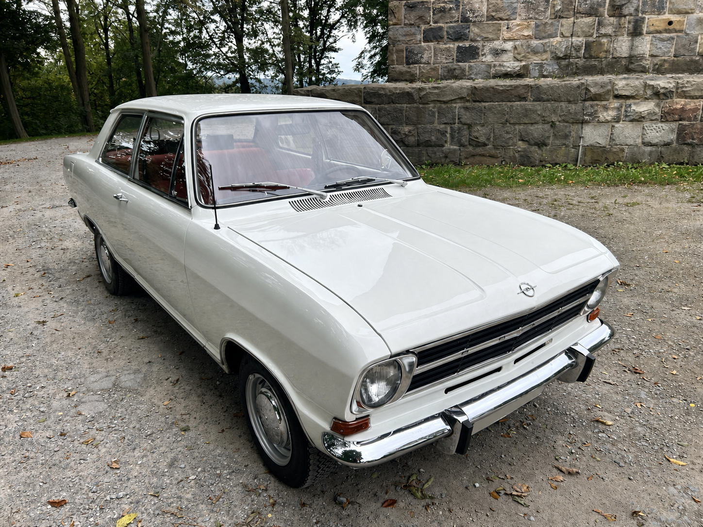 Opel Kadett Hochzeitsauto vor einer Steinmauer