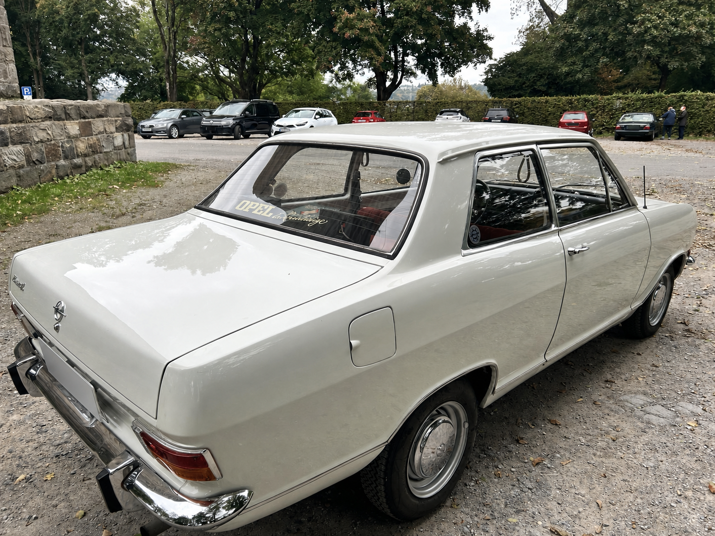 Heckansicht des weißen Opel Kadett mit Chromdetails